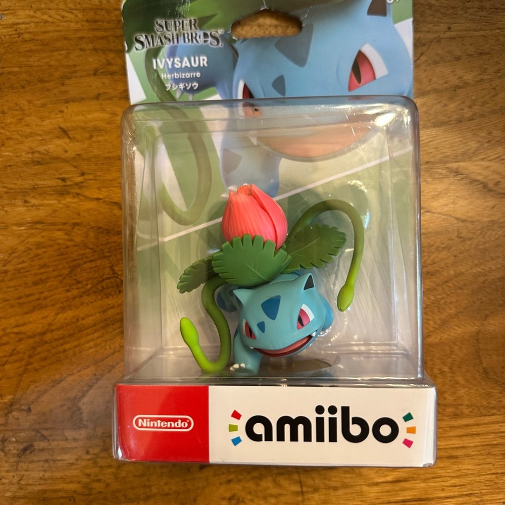 Nintendo Amiibo Ivysaur Figure with Blue and Green